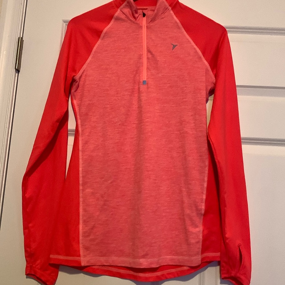 Old Navy sports top . Size S , color hot pink